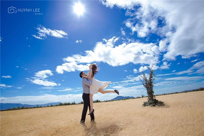 Album hình cưới nơi ghi lại cảm xúc thăng hoa, phút giây hạnh phúc nhất của đôi uyên ưương..